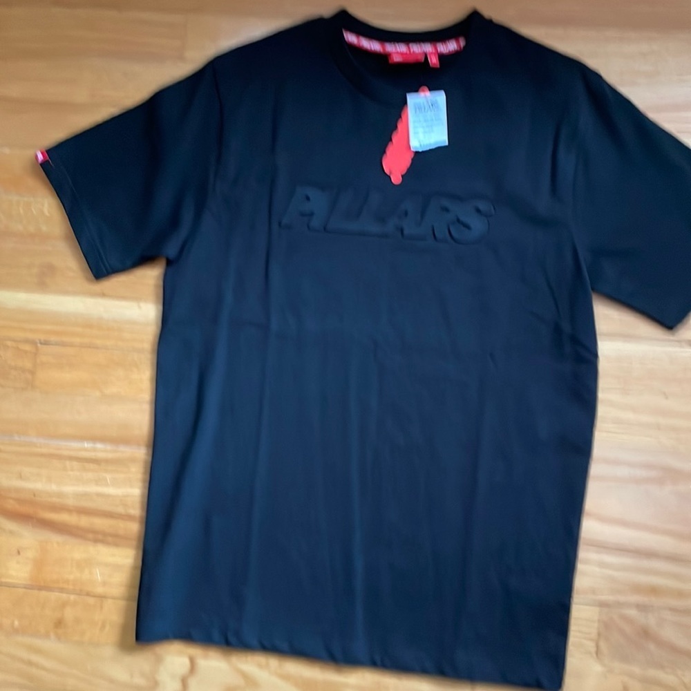 - PREMIUM EMBOSSED LOGO TEE‎  PILLARS A15